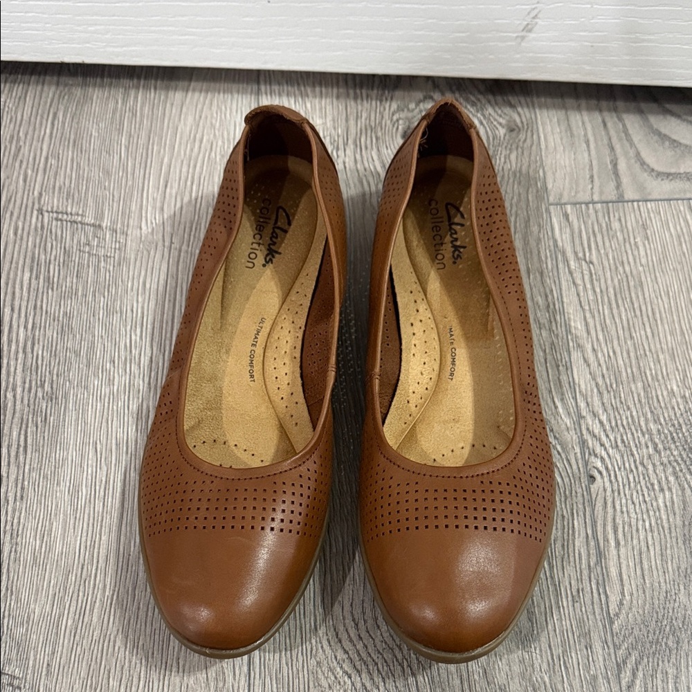 CLARKS Jenette Ease Perforated Ballet Flats in Brown Leather Size 8.5 NEW - Picture 2 of 9